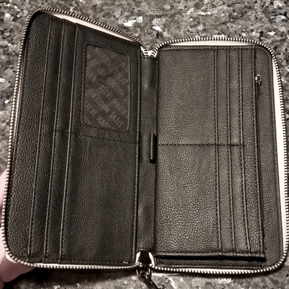 Steve Madden Wallet/Wristlet - Picture 4 of 4